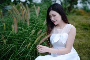 VGU No.159: Radiant Smile & Pristine Beauty Amidst a Vibrant Blooming Garden-9