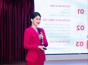 Pham Ngan Anh: Stylish Lecturer Captivates With Special Campus Rules-3