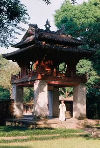 VGU No140 Explore the Graceful Vietnamese Beauty An Elegant Girl Amidst Ancient Architecture Traditional Charm That Captivates-17