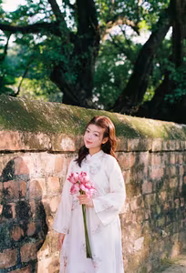 VGU No140 Explore the Graceful Vietnamese Beauty An Elegant Girl Amidst Ancient Architecture Traditional Charm That Captivates-14