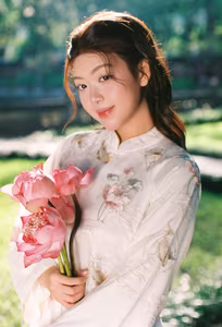 VGU No140 Explore the Graceful Vietnamese Beauty An Elegant Girl Amidst Ancient Architecture Traditional Charm That Captivates-8