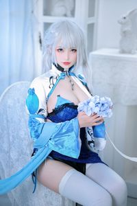 Coser embodies Azur Lane's Belfast in a stunning blue outfit - Exquisite Cosplay-8