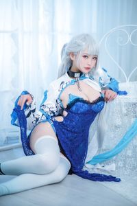 Coser embodies Azur Lane's Belfast in a stunning blue outfit - Exquisite Cosplay-9
