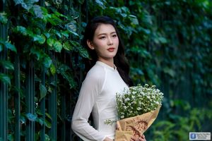Elegant White Ao Dai: Graceful Vietnamese Girl's Beauty with a Pristine Floral Bouquet-4