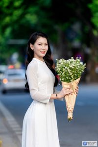 Elegant White Ao Dai: Graceful Vietnamese Girl's Beauty with a Pristine Floral Bouquet-7