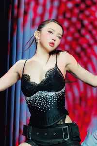 Bich Phuong's Bold Allure U40 Beauty Stuns Fans with Ageless Charisma-2