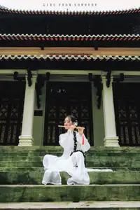 VGU No.186: Discover the Serene East Asian Beauty with White Flowers – A Captivating Traditional Charm-5