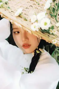 VGU No.186: Discover the Serene East Asian Beauty with White Flowers – A Captivating Traditional Charm-1