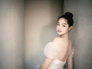 VGU No.178: Sweet Moment: Beautiful Bride Shines in Her Wedding Gown-4