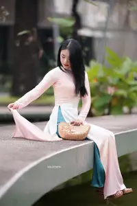 Graceful Vietnamese Lady in Traditional Ao Dai  1000024954-28
