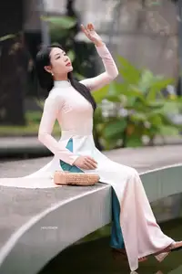 Graceful Vietnamese Lady in Traditional Ao Dai  1000024954-13