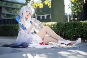 Coser Feng Jiang Jiang V as Shenhe Genshin Impact: Ethereal Beauty in a Captivating Outdoor Shoot-8