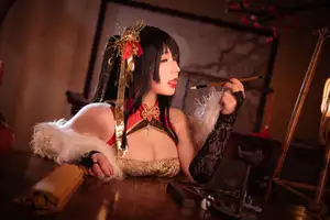 Coser Zyra Aki as Taihou: Alluring Eastern Elegance - A Mesmerizing Cosplay-3