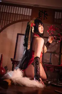 Coser Zyra Aki as Taihou: Alluring Eastern Elegance - A Mesmerizing Cosplay-5
