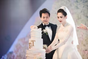 Witness Do Thi Ha's enchanting transformation into a radiant princess in a stunning white wedding gown-7