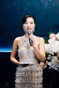 MC Hoang Oanh's Stunning Post-Divorce Beauty Transformation: Peaceful Moments with Her Son-2