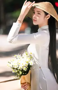 Vietnamese Ao Dai Beauty: Graceful girl with white daisies, an enchanting blend of tradition and charm.-2