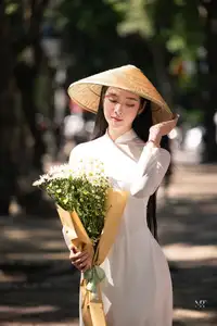 Vietnamese Ao Dai Beauty: Graceful girl with white daisies, an enchanting blend of tradition and charm.-1