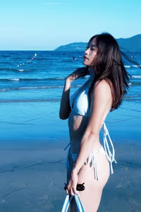 See 'track and field hot girl' Huynh Thi My Tien flaunting her dream bikini body and toned abs on the beach-7