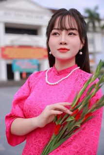 Elegant Vietnamese Woman in Vibrant Pink Ao Dai - Stunning Portrait 1000017575-0