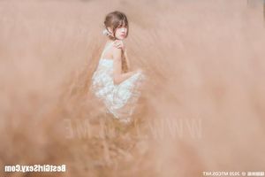 MTYH Vol.224: Feminine Beauty in a Golden Late Autumn Field - Enchanting Girl Photo-12