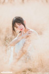 MTYH Vol.224: Feminine Beauty in a Golden Late Autumn Field - Enchanting Girl Photo-1