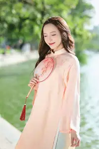 Elegant Vietnamese Beauty in Ao Dai by the Lake  A Glimpse of Hanoi's Serene Charm 1000025296-6