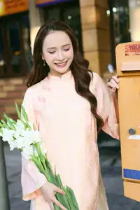 Elegant Vietnamese Beauty in Ao Dai by the Lake  A Glimpse of Hanoi's Serene Charm 1000025296-7