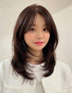 Beautiful Long Layered Haircut for Round Faces – Trendy Female Style-26