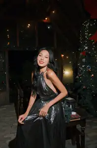 Runner-up Thao Nhi Le's Dazzling Year-End Festival Fashion: An Irresistible Look.-3