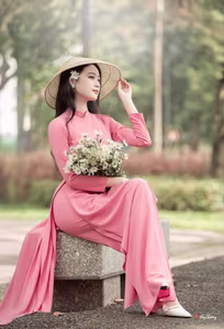 VGU No.62: Discover the graceful traditional beauty of Vietnam with Ao Dai and conical hat-2