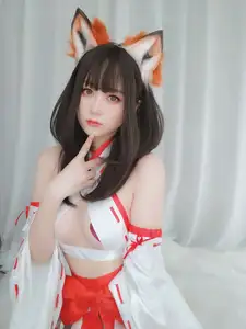 Coser Baiyin transforms into an enchanting Shrine Fox, showcasing captivating beauty in unique Kitsune cosplay-19