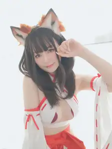 Coser Baiyin transforms into an enchanting Shrine Fox, showcasing captivating beauty in unique Kitsune cosplay-14