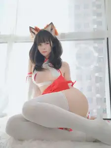 Coser Baiyin transforms into an enchanting Shrine Fox, showcasing captivating beauty in unique Kitsune cosplay-8