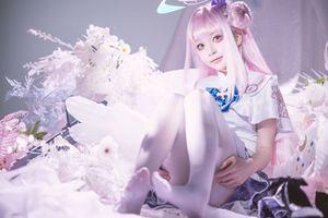 Portrays Mika Misono Blue Archive: Angelic Cosplay Beauty-2
