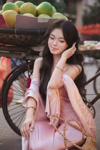 Elegant Vietnamese Woman Selecting Pomelos at Street Market | Timeless Asian Charm - VGU No.126-3