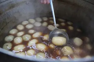 Hanoi's Banh Troi Tau: A heartwarming street food specialty, chasing away winter's chill.-8