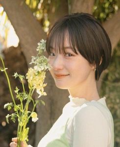 Beautiful Women's Tem Hair for Round Faces: Stylish Short Cuts-12