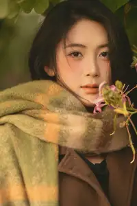 Discover the Serene Natural Beauty of an Asian Girl in a Warm Golden Hour Portrait 1047274-9