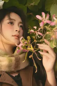 Discover the Serene Natural Beauty of an Asian Girl in a Warm Golden Hour Portrait 1047274-16