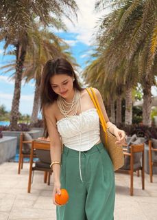 Phanh Lee flaunts alluring figure in one-piece bikini on beach, impressive summer style-1