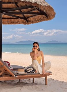 Phanh Lee flaunts alluring figure in one-piece bikini on beach, impressive summer style-9