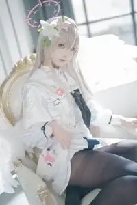 Ethereal Beauty: Coser Lunananya as Kirifuji Nagisa from Blue Archive - A Captivating Portrayal-6