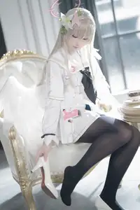 Ethereal Beauty: Coser Lunananya as Kirifuji Nagisa from Blue Archive - A Captivating Portrayal-12