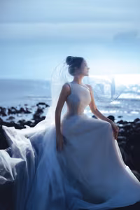 Van Trang: 'Celestial Fairy' Beauty with Graceful Dance on the Beach-5