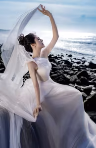 Van Trang: 'Celestial Fairy' Beauty with Graceful Dance on the Beach-3