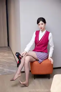 Captivating Yue Er Yue Er in Chic Office Attire - XiuRen No.10620-26