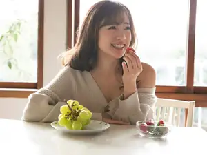 Shida Yumi: Captivating Idol's Pensive Gaze & Natural Charm - Tukuku-17