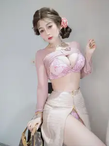 Feminine Coser: Charming Grace in Elegant Pink Attire 2024-11-24-32