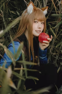 Coser Ely_eee: Holo's Radiant "Soft Glow" Cosplay Amidst Warm Grass-3